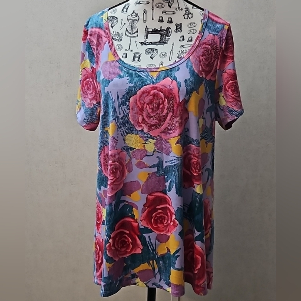LuLaRoe Classic T Short Sleeve Stretchy Rose Print Tee Shirt Women's Medium EUC